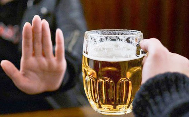 Người bệnh phì đại tuyến tiền liệt cần tránh xa rượu bia