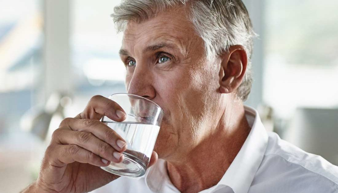 Người bệnh phì đại tuyến tiền liệt cần uống nước đúng cách