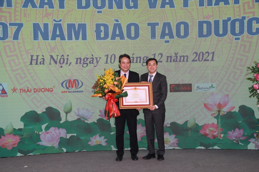 Thứ trưởng Bộ y tế Nguyễn Văn Thuấn trao bằng khen cho nhà trường